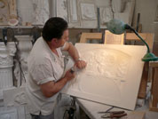taller de talla en piedra - artesano tallando elemento funerario