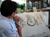 taller de talla en piedra - artesano tallando elemento funerario - foto nº 2