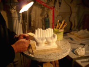 taller de talla en piedra - artesano trabajando con miniatura